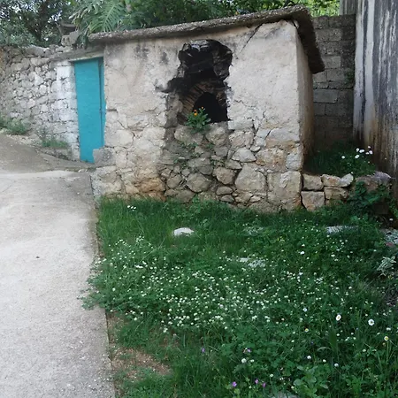 Gasthuis Near The Castle Of Himare