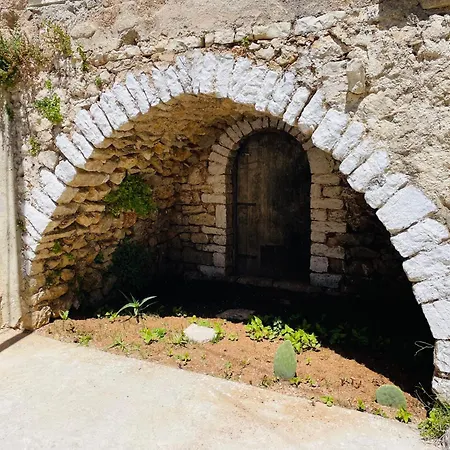 بيت ضيافة Near The Castle Of